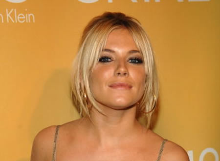Sienna Miller on Sienna Miller Offered 100 000 Pounds To Settle News Corp  Spat