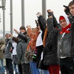 Anti-Putin Protesters Form Human Barricade in Moscow